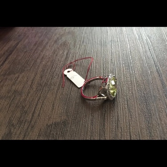 Sterling Silver Ring with green stone - Picture 3 of 5